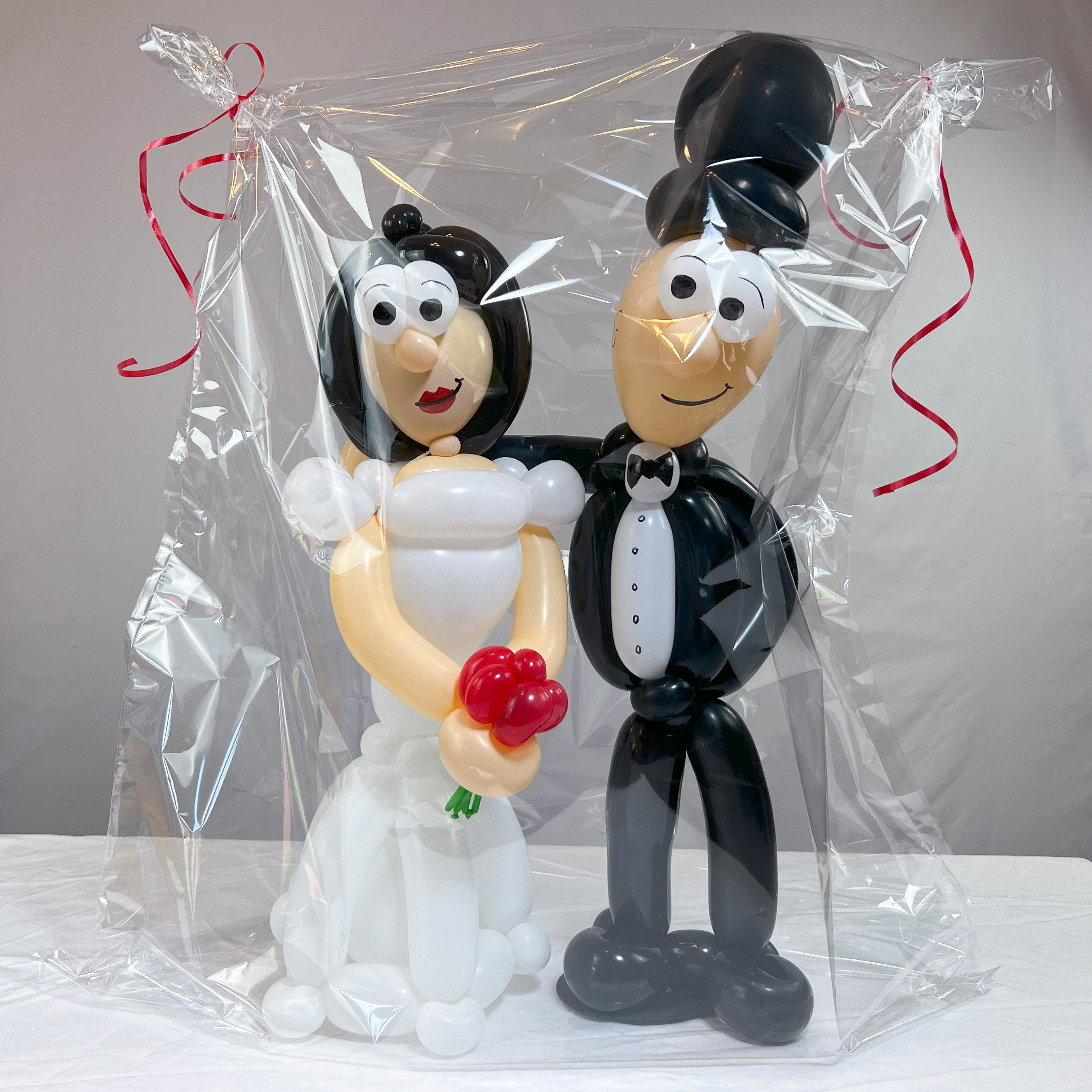 Brautpaar aus Luftballons, Schwarze Haare