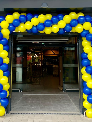 Luftballongirlande im Einkaufszentrum